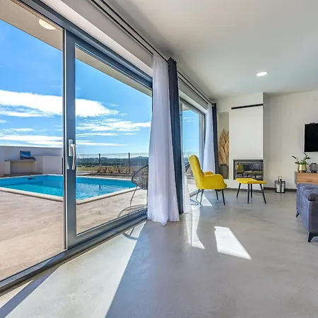 Villa Aura *