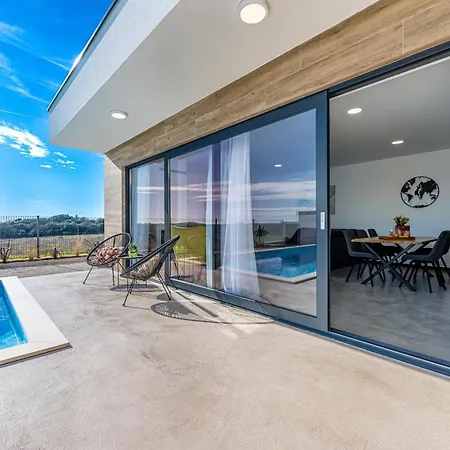 Villa Aura *